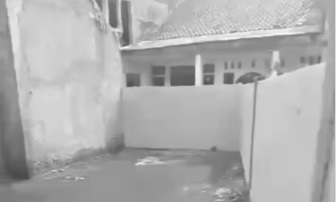 Rumah pasangan lansia di Teluknaga, Tangerang ditutup tembok. Foto: Instagram @lbj_jakarta