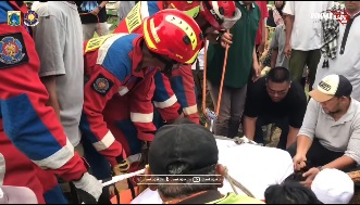 Belasan personel damkar bantu pemakaman jenazah wanita seberat 200 kg di TPU Kemiri, Rawamangun, Jumat (14/3/2025). Foto: Instagram @damkarjakartatimur