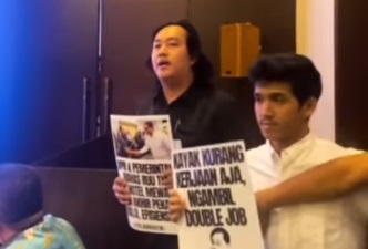 Kontras tergabung Koalisi Masyarakat Sipil Reformasi Sektor Keamanan lakukan protes Revisi UU TNI di hotel mewah, Sabtu (15/3/2025). Foto: Instagram @kontras_update
