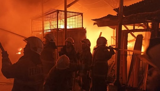 50 Kios di Pasar Poncol Jakpus Terbakar, Kerahkan 115 Personel Damkar, Diduga Korsleting Listrik