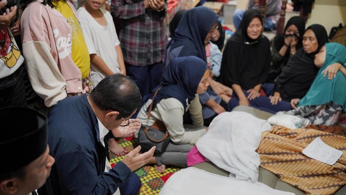 Gubernur DKI Jakarta Pramono Anung Melayat Bocah Korban Banjir di Kebon Baru