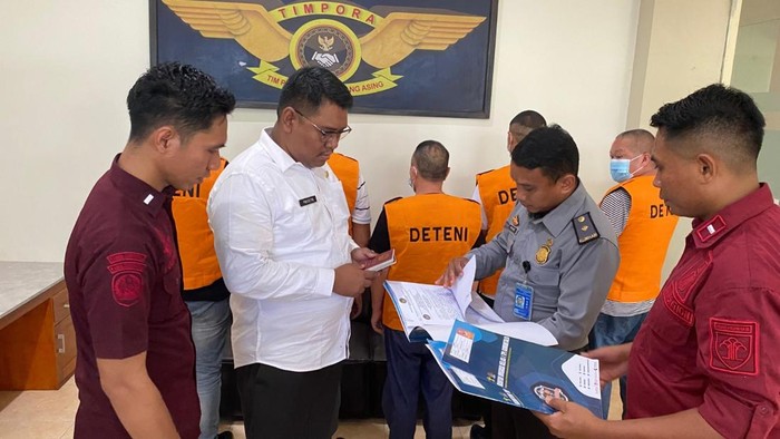 Imigrasi Gorontalo Deportasi Lima WNA China Penambang Emas Ilegal di Pohuwato